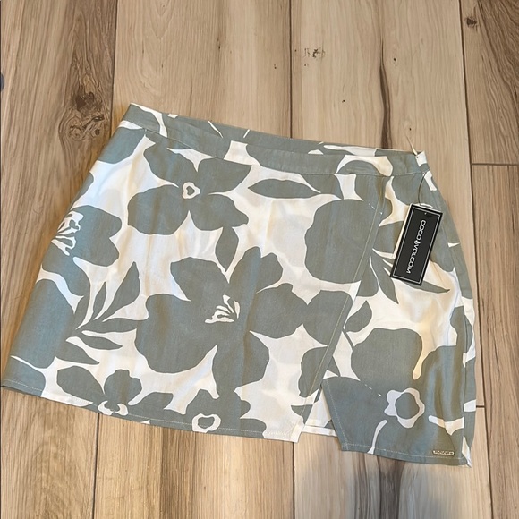 Volcom Dresses & Skirts - Volcom Women's Floral Skirt - Teal and White